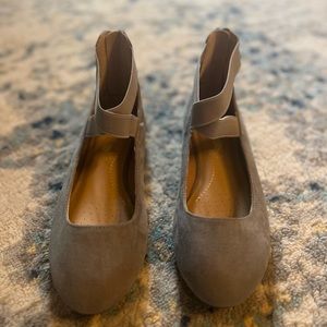 BRAND NEW NEVER BEEN WORN / Size 6 women’s dress shoes/ Dream Paris - Color Grey